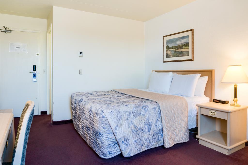 Travelodge Calgary Macleod Trail Экстерьер фото