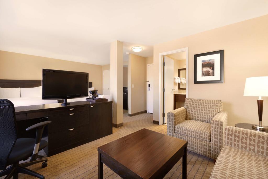 Travelodge Calgary Macleod Trail Экстерьер фото